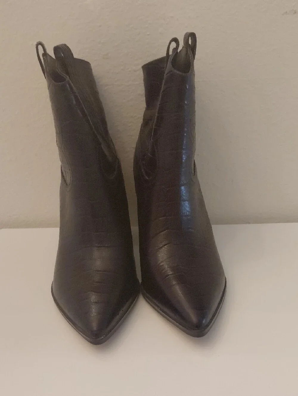 New Gibson Latimer Black Croc-Embossed Pointed  Cowboy Ankle Boots